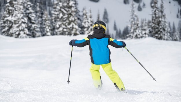 Child skiing on a snowy slope. | © IIC - INTERSPORT International Corporation GmbH