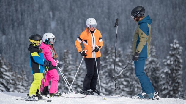 Gruppe von Skifahrern auf einer schneebedeckten Piste. | © McKINLEY