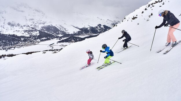 Group of skiers on a snowy slope | © McKINLEY