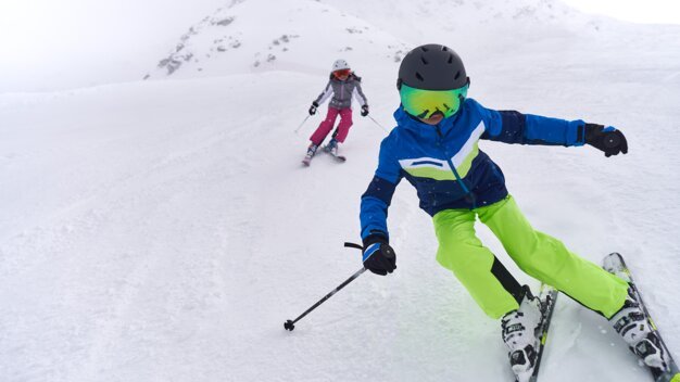 Two skiers on a snowy slope. | © McKINLEY