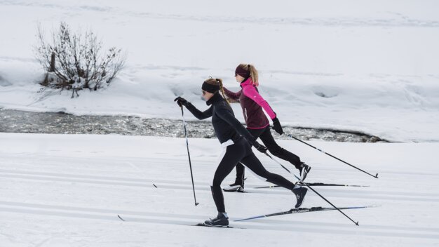 Zwei Frauen beim Langlaufen in verschneiter Landschaft. | © INTERSPORT International Corporation GmbH
