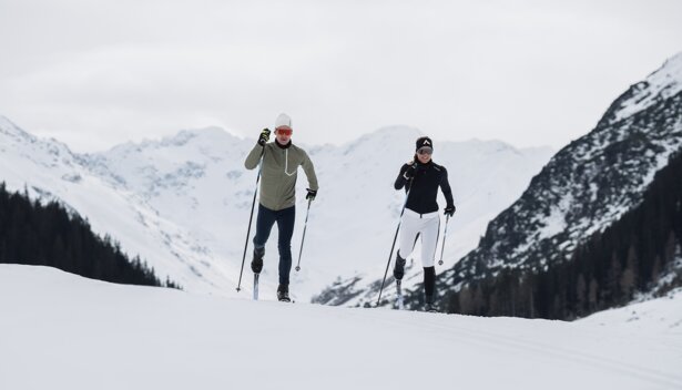 Zwei Skilangläufer in verschneiter Berglandschaft. | © INTERSPORT International Corporation GmbH