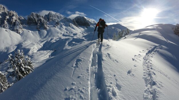 Person ski touring on a snowy mountain ridge | © Tim Marcour