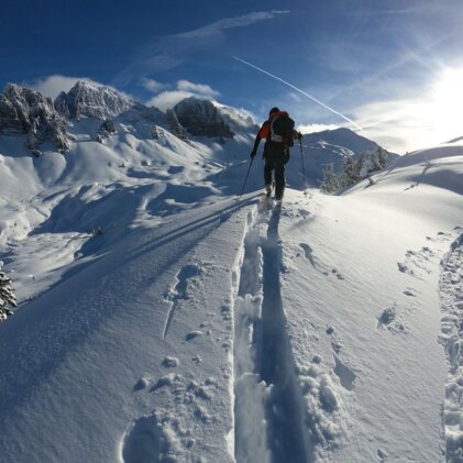 Person ski touring on a snowy mountain ridge | © Tim Marcour