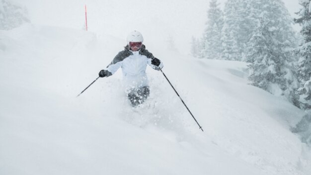 Skifahrer im Tiefschnee bei starkem Schneefall | © Tim Marcour