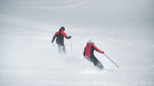 Zwei Skifahrer im Schnee | © Tim Marcour