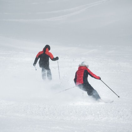 Zwei Skifahrer im Schnee | © Tim Marcour