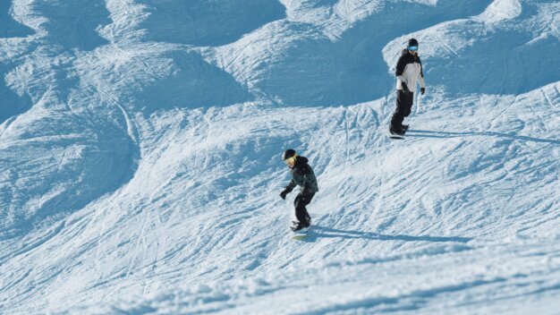 Two snowboarders on a snowy slope. | © INTERSPORT International Corporation GmbH