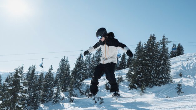 Snowboarder jumping on a snowy slope | © INTERSPORT International Corporation GmbH