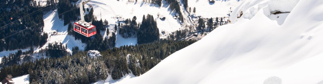 Télécabine rouge dans un paysage montagneux enneigé | © JB Bieuville / Région Dents du Midi
