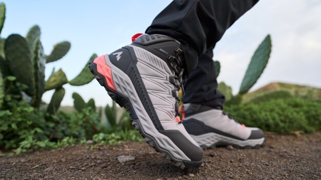 Wanderschuh auf einem steinigen Pfad.