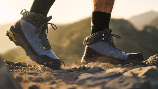 Wanderschuhe auf steinigem Untergrund