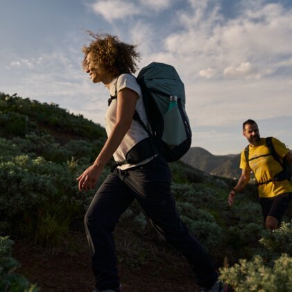 Deux randonneurs sur une colline herbeuse