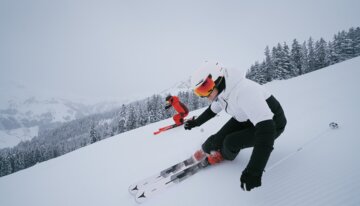 Zwei Skifahrer auf einer verschneiten Piste. | © INTERSPORT International Corporation GmbH
