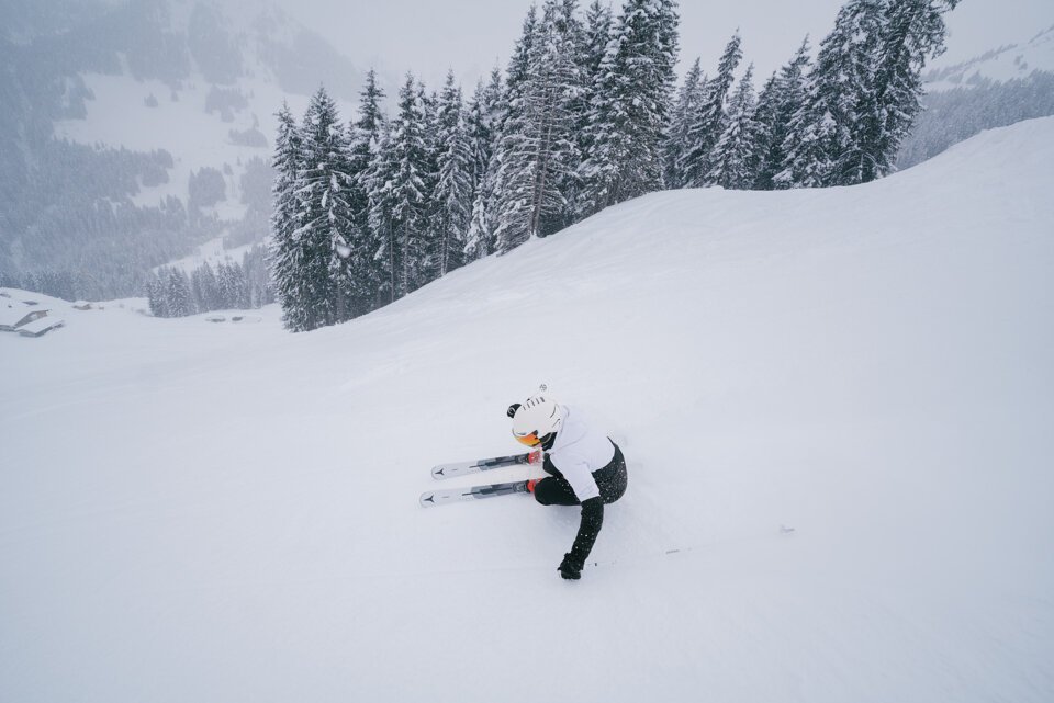 Skifahrer fährt auf einer verschneiten Piste | © INTERSPORT International Corporation GmbH