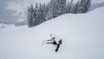 Skifahrer fährt auf einer verschneiten Piste | © INTERSPORT International Corporation GmbH