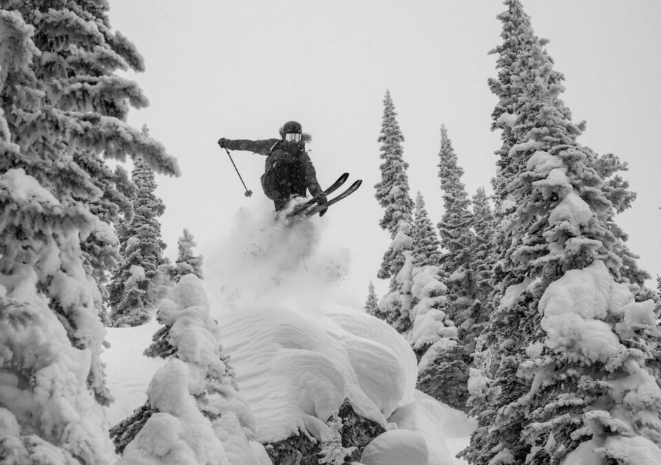 Skier jumping in snowy landscape | © Cam McLeod 2022