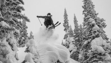 Skier jumping in snowy landscape | © Cam McLeod 2022
