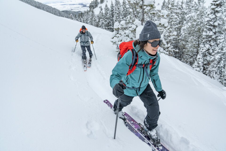 Two people ski touring in a snowy landscape. | © Atomic Austria GmbH