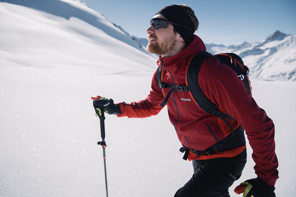 Mann beim Skitourengehen in verschneiter Berglandschaft | © INTERSPORT International Corporation GmbH