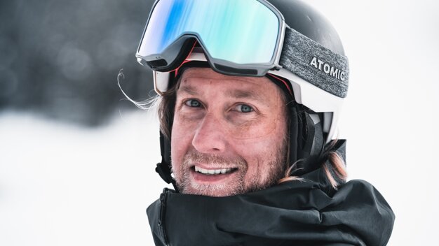 Lächelnder Mann mit Skihelm und Brille | © Liam Doran / Atomic Austria GmbH