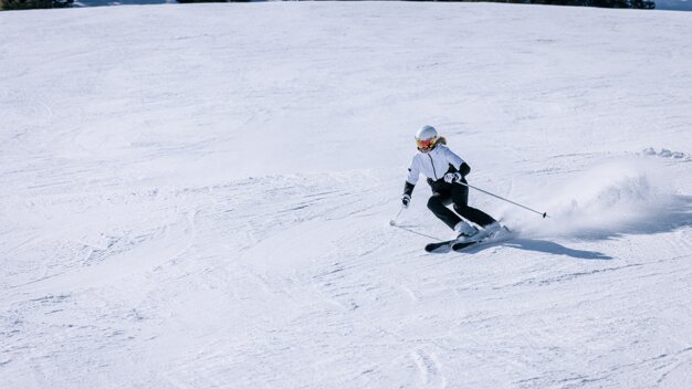 Skier skiing down a snow covered slope. | © IIC - INTERSPORT International Corporation GmbH