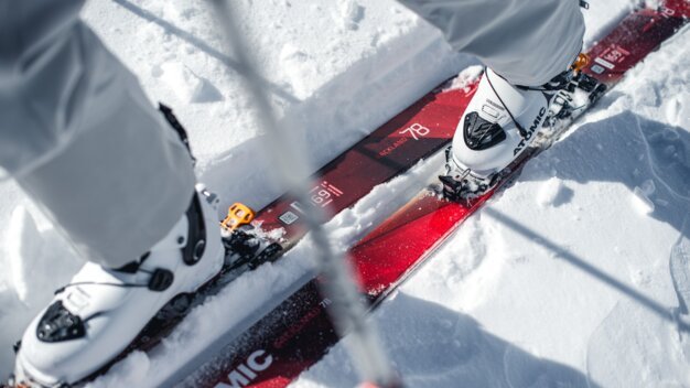 Skier with Atomic boots in snow. | © Atomic Austria GmbH
