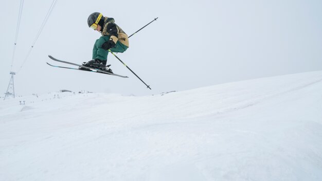 Skieur sautant au-dessus de la neige | © IIC/McKINLEY
