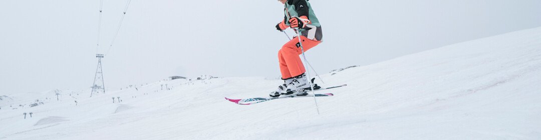Skieur sur piste enneigée | © IIC/McKINLEY