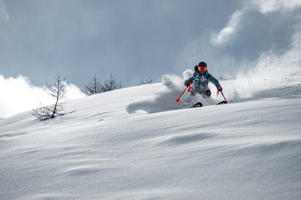 Skier in deep snow | © Fischer Sports GmbH