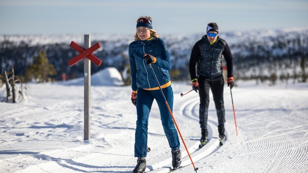 Two people cross-country skiing in the snow. | © Fischer Sports GmbH