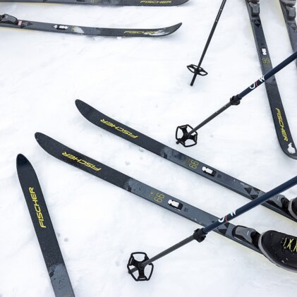 Cross-country skis and poles in the snow | © Fischer Sports GmbH