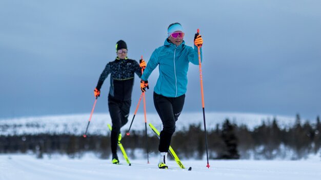 Two cross-country skiers on the snow. | © Fischer Sports GmbH