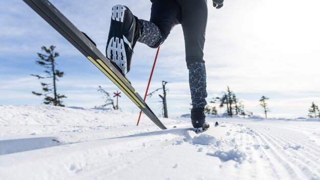 Cross-country skier on a snowy trail. | © Fischer Sports GmbH