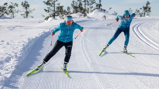 Two women cross-country skiing on a groomed trail. | © Fischer Sports GmbH