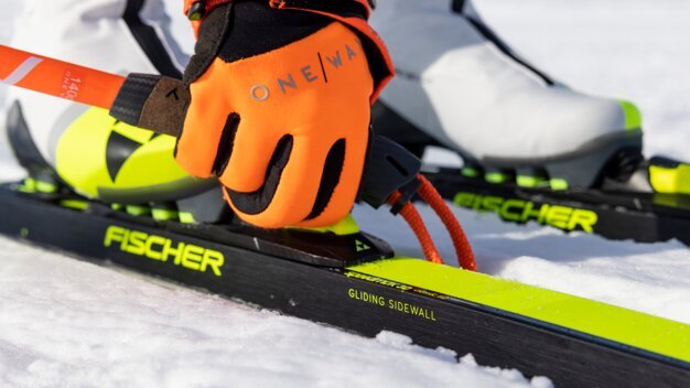 Cross-country ski and glove with 'ONE/WAY' logo | © Fischer Sports GmbH