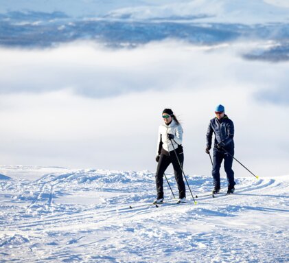 Deux personnes faisant du ski de fond dans un paysage enneigé. | © Fischer Sports GmbH