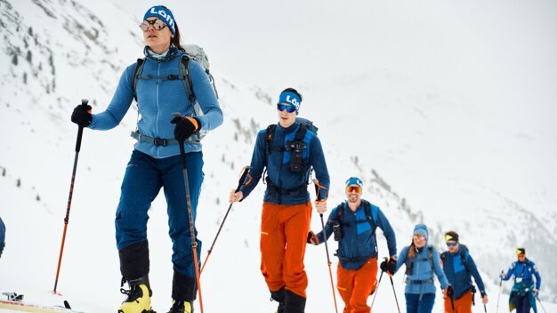 Gruppe von Skitourengehern im Schnee | © Fischer Sports GmbH