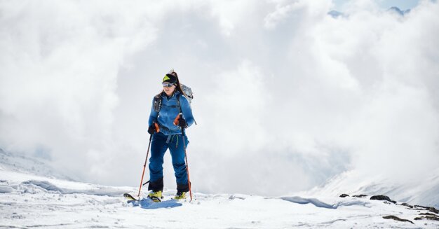 Frau beim Skitourengehen in verschneiter Landschaft. | © Fischer Sports GmbH