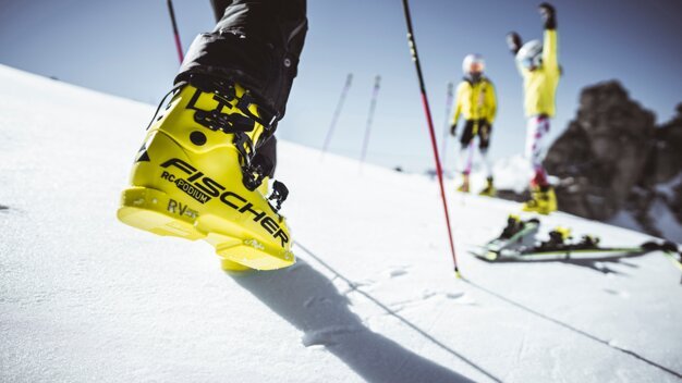 Yellow Fischer ski boot in the snow. | © Fischer Sports GmbH