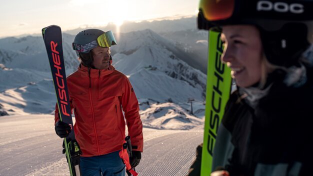Zwei Skifahrer mit Fischer-Skiern in den Bergen. | © Fischer Sports GmbH