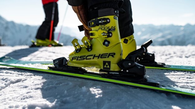 Gelbe Fischer Skischuhe auf Skiern im Schnee. | © Fischer Sports GmbH