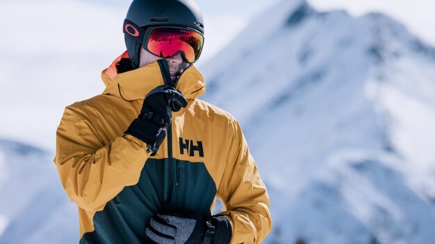 Skifahrer mit Helm und Brille vor Bergkulisse | © IIC - INTERSPORT International Corporation GmbH