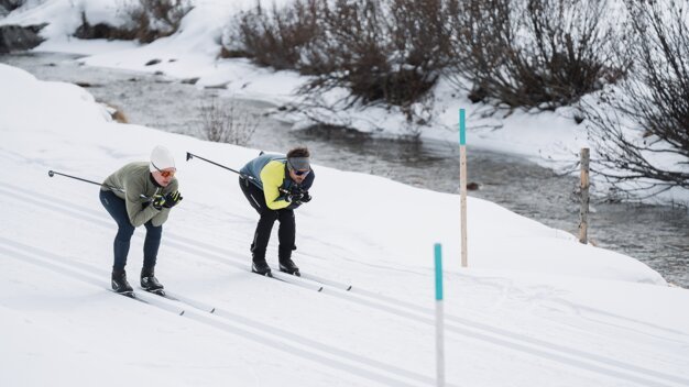 Two cross-country skiers on a snowy trail | © INTERSPORT International Corporation GmbH