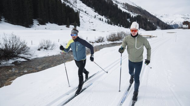 Zwei Männer beim Langlaufen in verschneiter Landschaft. | © INTERSPORT International Corporation GmbH
