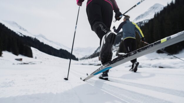 Zwei Personen beim Langlaufen in verschneiter Landschaft. | © INTERSPORT International Corporation GmbH