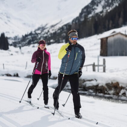 Deux personnes faisant du ski de fond dans un paysage enneigé. | © INTERSPORT International Corporation GmbH