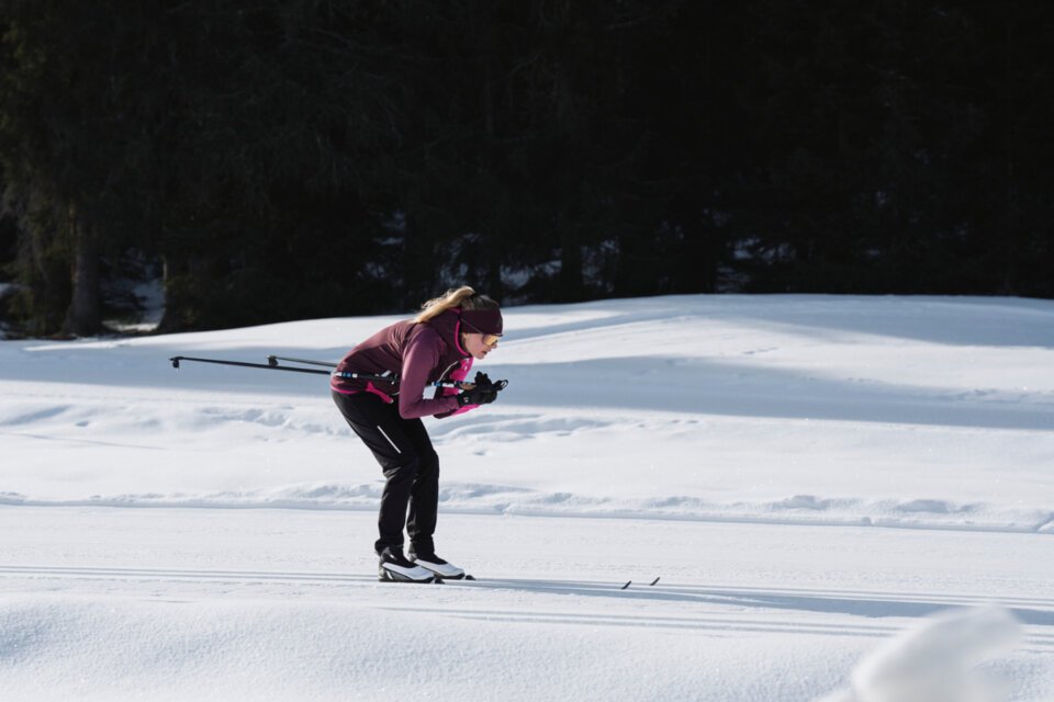 Frau beim Langlaufen im Schnee. | © INTERSPORT International Corporation GmbH