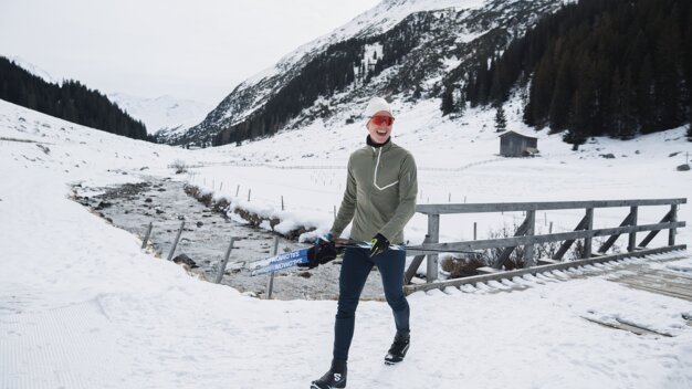 Cross-country skier crossing bridge in snow. | © INTERSPORT International Corporation GmbH