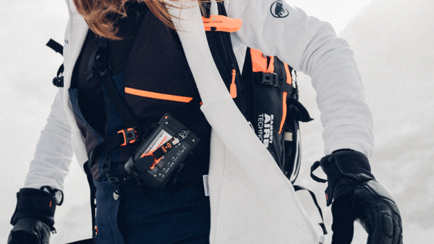 Person wearing ski gear with avalanche transceiver | © Mammut Archive